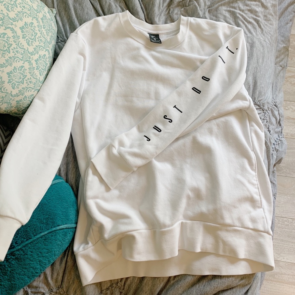 NIKE WOMENS SIZE MEDIUM WHITE SWEATER
